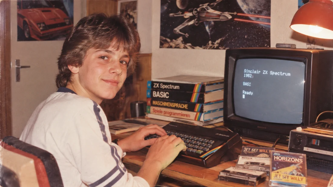 Der junge Christoph an einem Sinclair Spectrum Computer – KI-optimiertes Bild